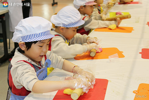 노을여가센터에서는 생태요리, 환경공방 등 다양한 프로그램이 운영된다. 사진은 어린이 요리교실에 참여한 어린이.