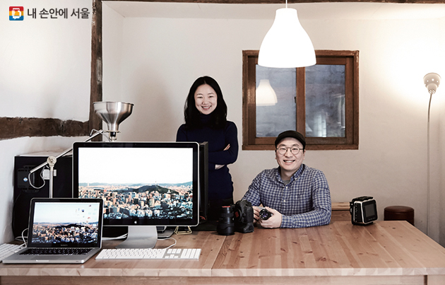 `사진 찍는 남편, 글 쓰는 아내` 김진호와 장보현