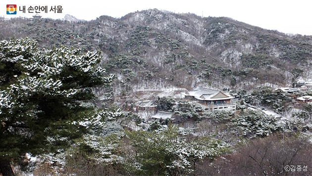 삼청공원은 한양도성과도 이어진다. 한양도성에서 바라본 운치 있는 겨울 풍경