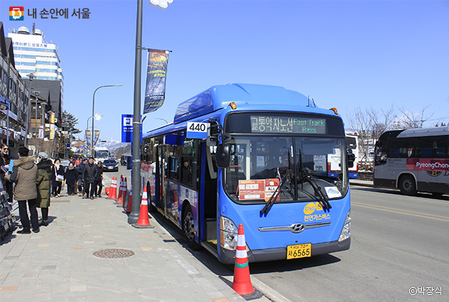평창 올림픽프라자 버스 정류소에 서울 시내버스가 서 있다.