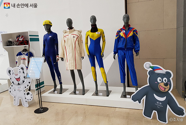 을지로 하나은행본점 로비에 전시된 88 서울올림픽과 패럴림픽 당시 대한민국 선수들이 입었던 선수복과 장비들