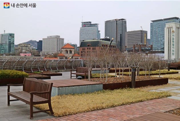 서울도서관 옥상테라스 전경입니다. 대한성공회 성당 건물을 내려다볼 수 있습니다