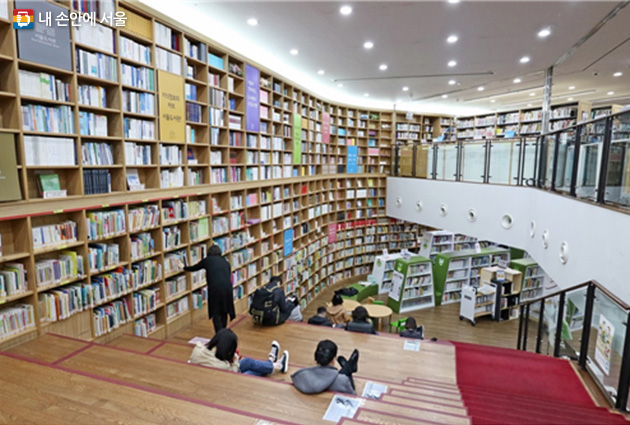 서울도서관 열람실