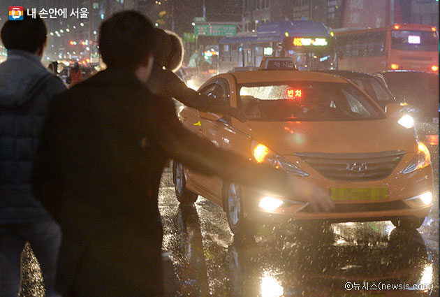 서울시는 세 차례나 승차거부를 한 개인택시운전사에게 삼진아웃제에 따라 택시자격을 취소했다.