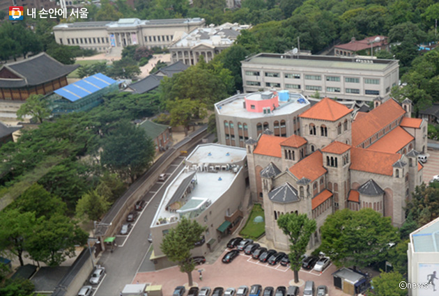 세실극장(중앙 아래쪽 건물) 옥상에서는 시청, 덕수궁, 대한성공회 서울대성당을 조망할 수 있다
