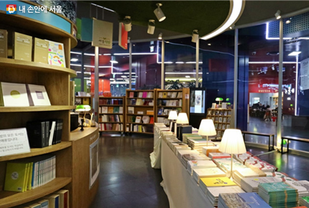 서울에 대한 다양한 책과 자료를 구입할 수 있는 서울책방이 지하에 있습니다