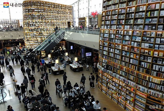 13미터 높이의 대형 거가가 눈길을 사로잡는 별마당 도서관