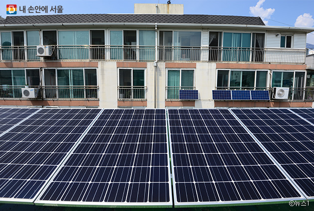 미니 태양광 발전기를 설치한 아파트 모습. 이제 ‘태양광지원센터’를 통해 보다 간편하게 태양광 설치가 가능