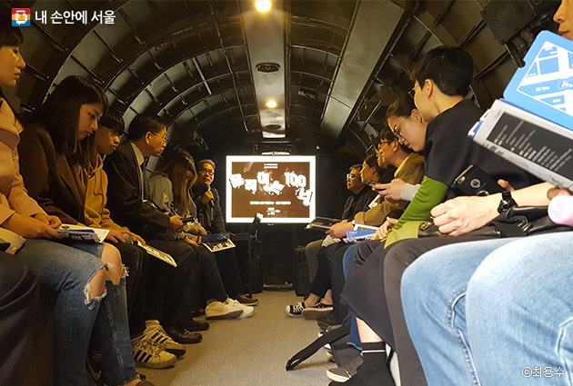 대한민국임시정부 기념관 C-47수송기 안에서 이회영, 백정기 선생에 대한 토크쇼 진행 모습