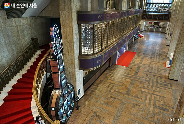 세종문화회관 대극장 1층 로비. 백남준의 비디오 작품도 보인다.