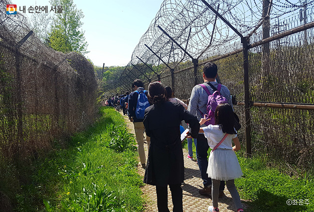 서울시와 함께 DMZ여행을 나선 시민들. 철조망 사이를 걸으니 DMZ여행이 실감났다.