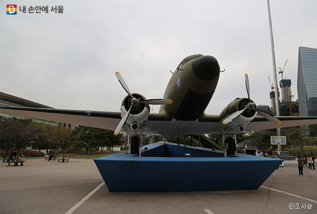 여의도공원에 자리한 C-47기 비행기 전시관