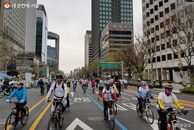 지난 8일, 종로 자전거전용차로 개통을 기념해 자전거 퍼레이드가 열렸다.