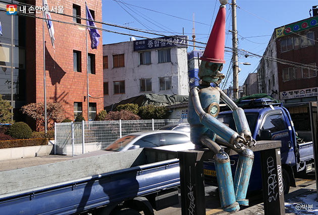 문래동 예술촌 거리에서 마주친 철제 작품, '깡통 로봇'의 모습