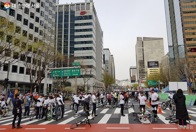 종로 자전거 전용도로 개통을 기념해 열린 자전거 퍼레이드에 많은 시민들이 참여하고 있다.