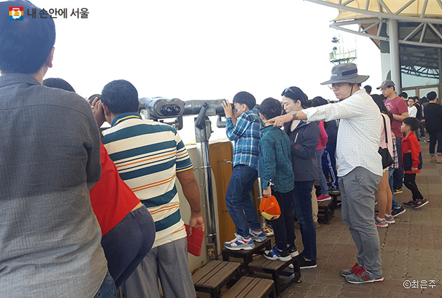 망원경으로 북한땅을 보고 있는 시민들