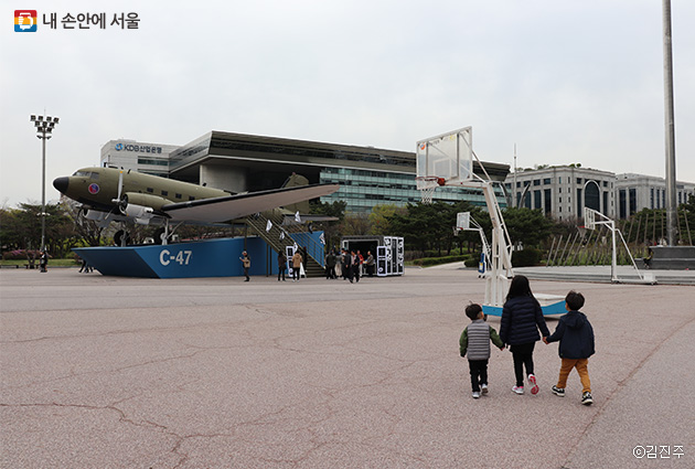 여의도 공원에 개관한 대한민국 임시정부 기념공간 C-47 비행기 전시관