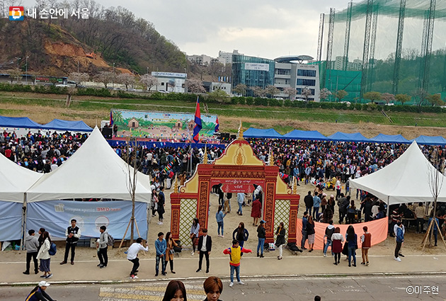 캄보디아의 민족 명절 ‘쫄츠남’이 안양천변 축구장에서 열렸다