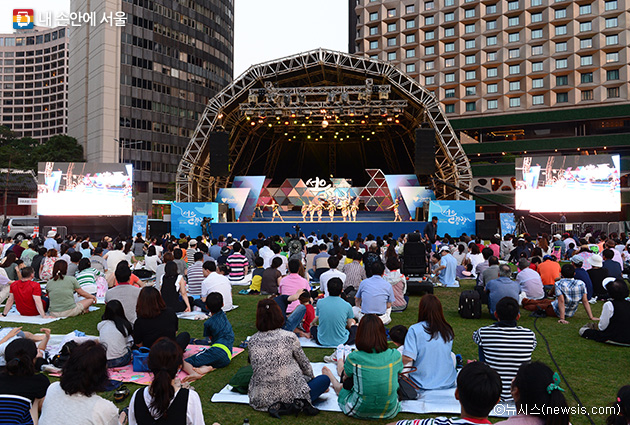 '문화가 흐르는 서울광장' 공연을 즐기는 시민들