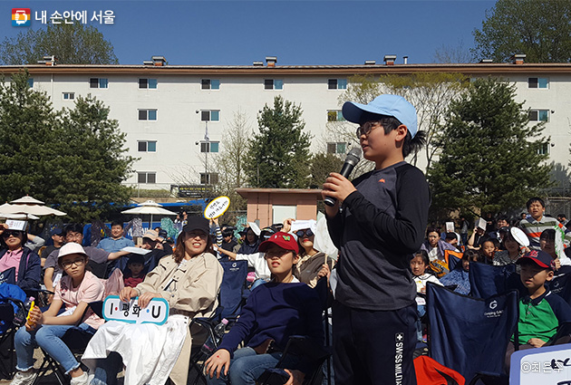 대전에서 온 박진우 군이 최태성 강사에게 질문을 하고 있다.