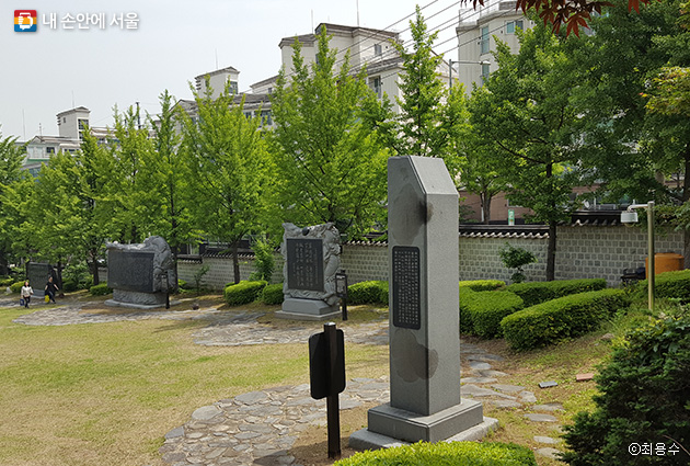 묘역 앞 뜰에는 숭례문 현판 등 양녕대군을 알 수 있는 조형물 5개가 세워져 있다.