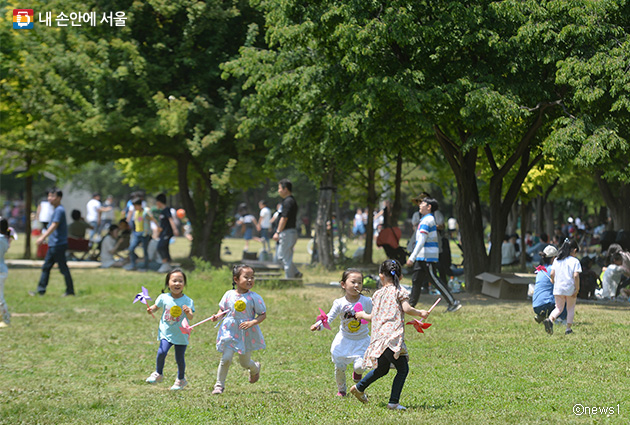 서울숲 잔디에서 뛰어노는 아이들