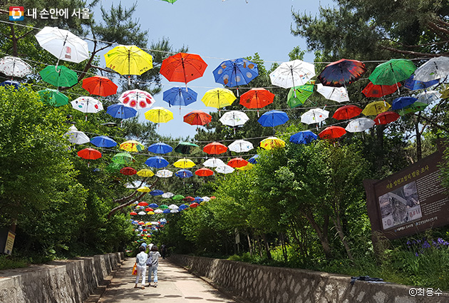 궁산근린공원, 어린이들이 자신의 소원을 직접 새긴 수 백 개의 소원우산들
