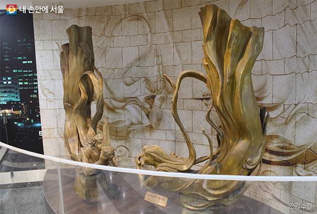 3층 복도에서 대극장 전면의 부조작품인 비천상을 조각품으로 만날 수 있다