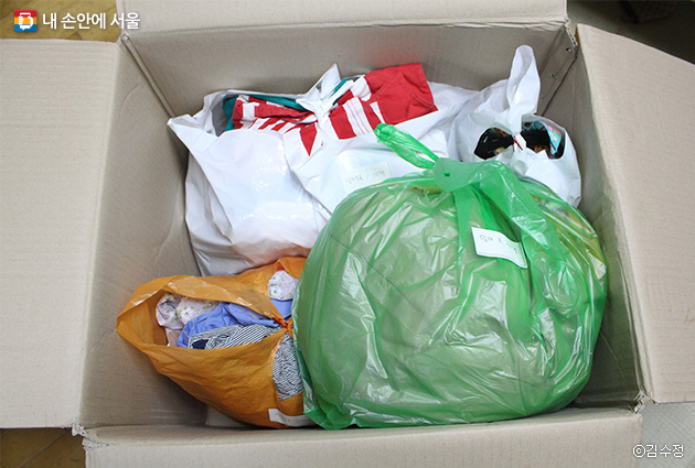 옷 기부 박스는 최소 8kg이고, 1박스 당 1만원의 기부금을 지불하면 된다.