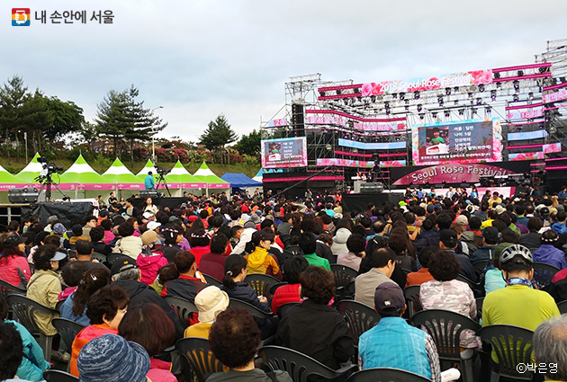 많은 시민들이 모인 가운데 장미가요제가 열렸다