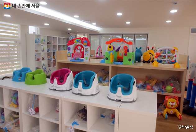 400영 점의 장난감이 구비된 장난감 도서관