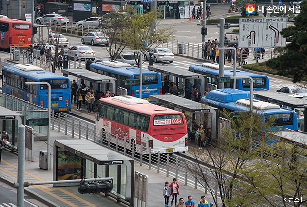 서울역 버스환승센터에 승하차 중인 버스들