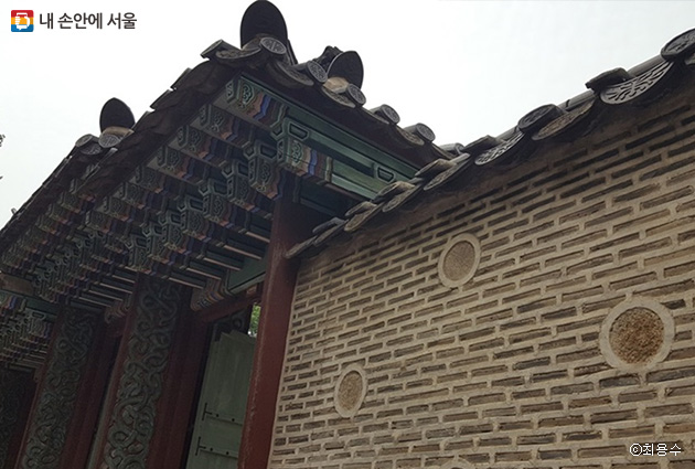 칠궁 안의 담장과 대문, 지붕의 아름다움은 귀중한 문화유산으로 가치를 평가받고 있다.