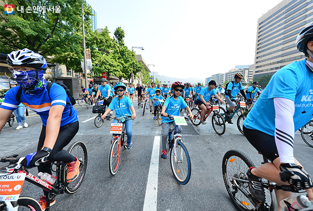 지난해 자전거대행진에 참가한 시민들
