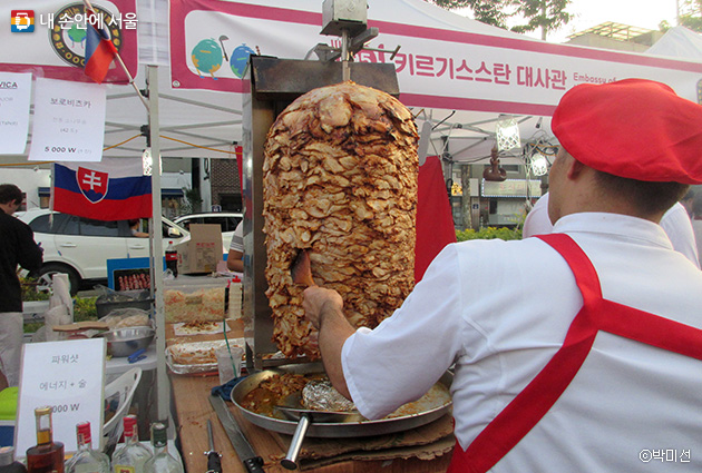 아시아 중앙에 위치한 나라, 키스기스스탄 음식을 준비한 부스