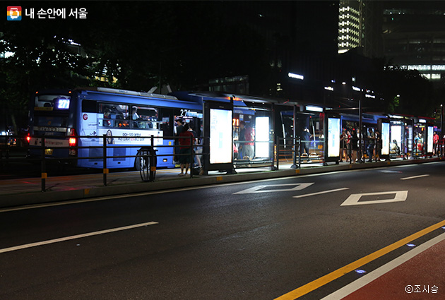 올빼미버스와 광화문을 통과하는 버스가 새벽까지 시민들의 귀가를 돕고 있다