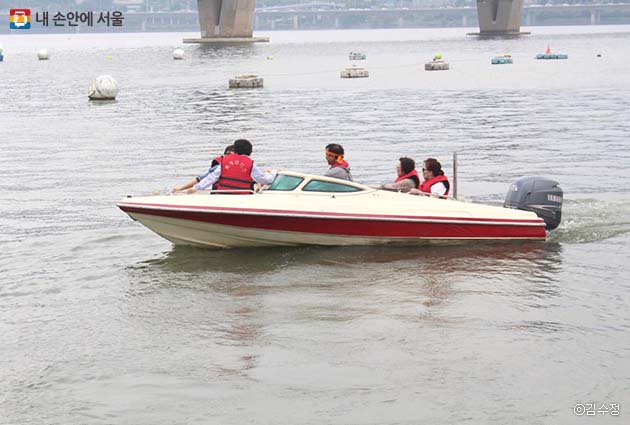 한강에서 모터보트를 즐기는 시민들