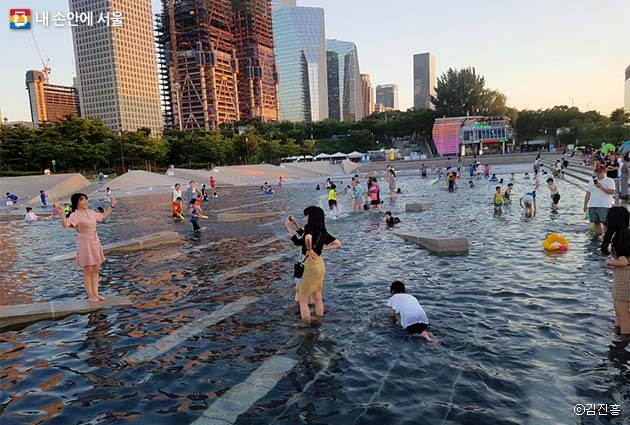여의도 한강공원에서 물놀이를 즐기는 시민들