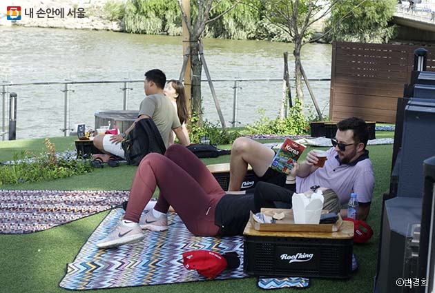 반포한강공원에서 여유로운 시간을 보내는 외국인과 시민들