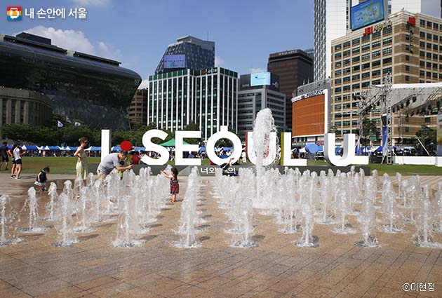 서울광장 분수, 연일 이어지는 폭염 속 더위를 식히는 시민들