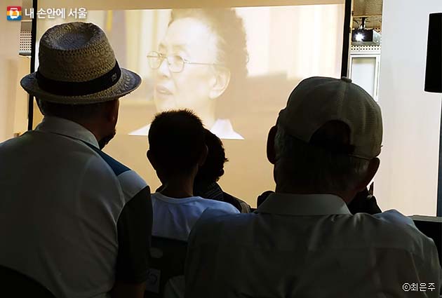 일본군 ‘위안부’ 피해자인 영화 속 주인공의 아픔에 깊이 공감하는 시민들