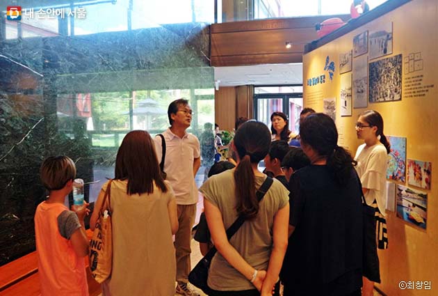 역사도시 서울 탐방 프로그램에 참여해 서울역사박물관에서 해설을 듣고 있는 시민들