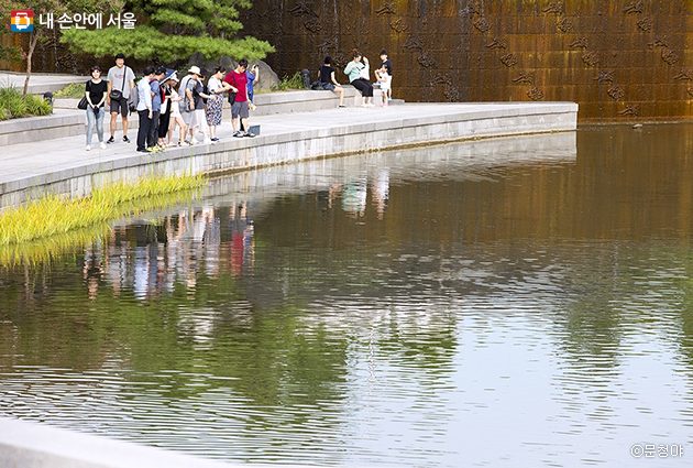 박물관 앞 '거울못', 커다란 연못에 비친 박물관 모습이 인상적인 곳이다.