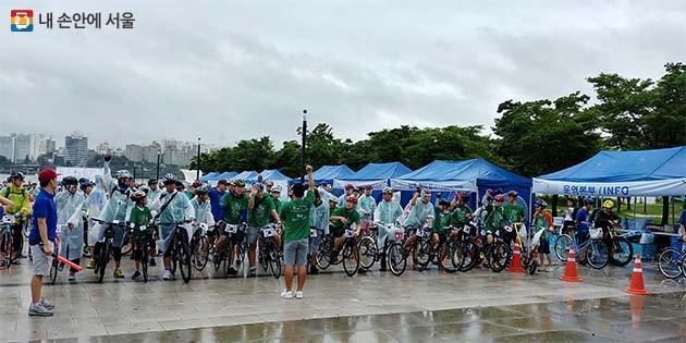출발선에 선 `한강 자전거 한바퀴` 참가자들