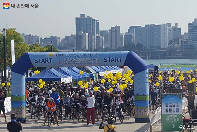 ‘한강 자전거 한바퀴’ 행사에 참가한 2018명의 시민들이 출발을 기다리고 있다.