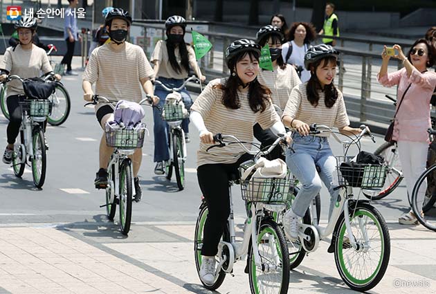 공공자전거 ‘따릉이’를 타고 달리는 시민들