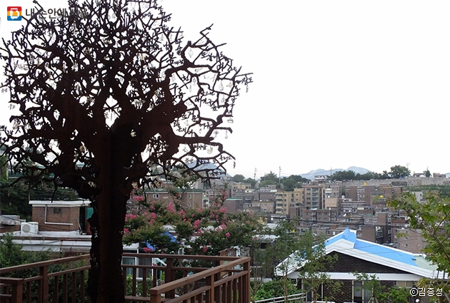 창신동 마을 꼭대기에 자리한 창신소통공작소, 철제 나무 작품 ‘천년의 바람’