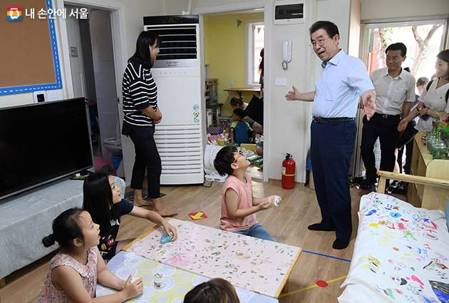 돌봄센터를 찾아 아이들과 대화를 나누는 박원순 시장