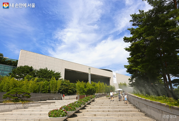 국립중앙박물관의 열린 마당 계단