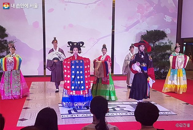 서울365패션쇼에서 선보인 다양한 한복들